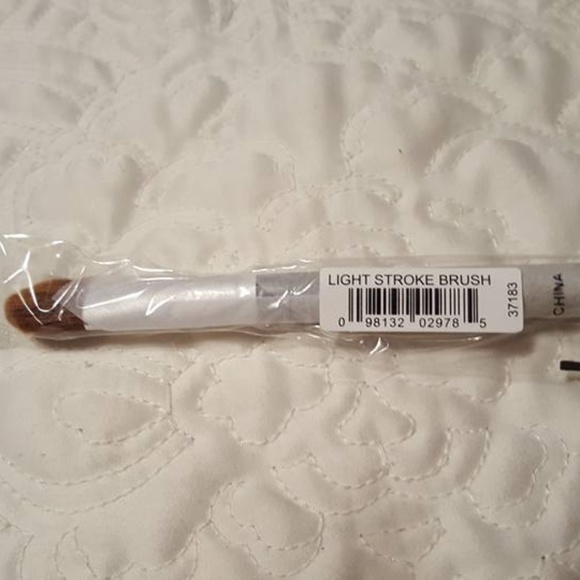 bareMinerals Light Stroke Brush - Picture 1 of 1